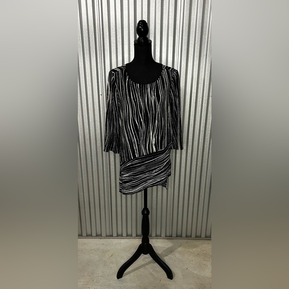Women’s Halston Black White Up Down Abstract Long Sleeve Scoop Blouse Size Small - Picture 1 of 5